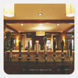 Sticker Carré Gros plan des robinets à bière dans le bar