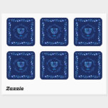 Sticker Carré Hanoukka Jour Juif Menorah Ornate Mandala<br><div class="desc">Joyeux Hanoukka Party Juif Holiday Blue Menorah motif. Décoration Chanukkah de Fête Juive avec les symboles décoratifs traditionnels Chanuka - bleu marine hanukkiah menorah, chandelier avec bougies, dreidel, beignets, étoile de David et néon bleu lumières brillantes illustration. Hanoukka Festival des lumières Décoration de l'événement. Jérusalem, Israël. Articles d'artisanat et de...</div>