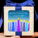 Sticker Carré Hanoukka Peace Love Blue Boho bougies Turquoise<br><div class="desc">"Paix, amour et lumière." Une illustration ludique, moderne et artistique de bougies motifs de saumons vous aide à inaugurer les vacances de Hanoukka. Des bougies bleues assorties de motifs de fausse feuille colorés recouvrent un dégradé turquoise en arrière - plan texturé blanc. Sentez la chaleur et la joie de la...</div>