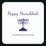 Sticker Carré Happy Hanoukka Menorah Simple<br><div class="desc">Happy Hanoukka Blue Holiday autocollant, avec une simple menorah bleue et une conception typographique script. Avec des lettres personnalisables bleues, vous pouvez ajouter vos propres informations. Une façon festive de célébrer avec des amis et des proches.</div>