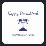 Sticker Carré Happy Hanoukka Menorah Simple<br><div class="desc">Happy Hanoukka Blue Holiday autocollant,  avec une simple menorah bleue et une conception typographique script. Avec des lettres personnalisables bleues,  vous pouvez ajouter vos propres informations. Une façon festive de célébrer avec des amis et des proches.</div>