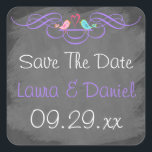 Sticker Carré Inséparables de Whimsical sur Chalkboard Mariage S<br><div class="desc">Ce carré de 1, 5" en forme de ludique et de tableau de craie fantaisiste REGARDEZ la date mariage autocollant ou enveloppe sceau a une paire d'oiseaux de l'amour dans les tons rose et orange et bleu et vert avec un coeur rose chaud entre eux. Il y a un parchemin...</div>
