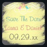 Sticker Carré Inséparables de Whimsical sur Chalkboard Mariage S<br><div class="desc">Ce carré de 1, 5" en forme de ludique et de tableau de craie fantaisiste REGARDEZ la date mariage autocollant ou enveloppe sceau a une paire d'oiseaux de l'amour dans les tons rose et orange et bleu et vert avec un coeur rose chaud entre eux. Il y a un parchemin...</div>