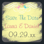Sticker Carré Inséparables de Whimsical sur Chalkboard Mariage S<br><div class="desc">Ce carré de 1, 5" en forme de ludique et de tableau de craie fantaisiste REGARDEZ la date mariage autocollant ou enveloppe sceau a une paire d'oiseaux de l'amour dans les tons rose et orange et bleu et vert avec un coeur rose chaud entre eux. Il y a un parchemin...</div>