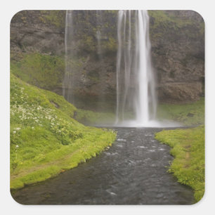 Sticker Carré Islande. Personnes sur le sentier derrière Seljala