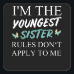Sticker Carré Je suis la plus jeune soeur Règles ne s'appliquent<br><div class="desc">Drôle Je suis la plus jeune des règles de la Soeur Ne m'applique pas. À la recherche d'un cadeau de la soeur cadette pour prendre la rivalité des frères et soeurs à un autre niveau? Ce design est idéal pour une réunion de famille et une fête nationale des soeurs</div>