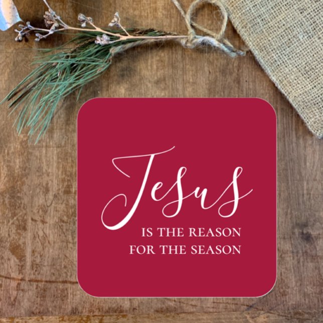 Sticker Carré Jésus est la raison de la saison Noël rouge (Jesus is the reason for the season, elegant Script on simple stylish red Christmas envelope sticker.)