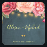 Sticker Carré Jouer chic pivoines navy chalkboard coeurs mariage<br><div class="desc">Texte modifiable faveur autocollant avec gros pivots rose vintage,  deux petits coeurs dorés et des lumières scintillantes sur arrière - plan de tableau noir marine de minuit. Idéal pour votre nuit d'été de printemps | jardin | automne | élégant luxe rustique vintage | mariage à thème jardin extérieur.</div>