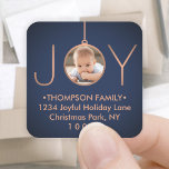 Sticker Carré JOY Photo Marine Blue Christmas Retourner Adresse<br><div class="desc">Célébrez les joies simples de la saison avec ces photos personnalisées bleu marine et faux carré de cuivre étiquettes d'adresse / enveloppes scellés. Le texte sur ce modèle est facile à customiser. (CONSEIL EN MATIÈRE DE PLACEMENT D'IMAGE : Une façon de centrer une photo exactement comment vous voulez est de...</div>