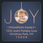 Sticker Carré JOY Photo Marine Blue Christmas Retourner Adresse<br><div class="desc">Célébrez les joies simples de la saison avec ces photos personnalisées bleu marine et faux carré de cuivre étiquettes d'adresse / enveloppes scellés. Le texte sur ce modèle est facile à customiser. (CONSEIL EN MATIÈRE DE PLACEMENT D'IMAGE : Une façon de centrer une photo exactement comment vous voulez est de...</div>