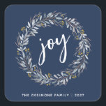 Sticker Carré Joy Watercolor Botanique Wreath Christmas Blue<br><div class="desc">Élégants autocollants modernes pour vos cadeaux de vacances et mailings avec un arrière - plan bleu marine avec une couronne d'hiver botanique aquarelle avec joie dans le centre en écriture blanche typographie. Personnalisez avec votre nom.</div>