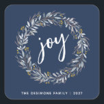 Sticker Carré Joy Watercolor Botanique Wreath Christmas Blue<br><div class="desc">Élégants autocollants modernes pour vos cadeaux de vacances et mailings avec un arrière - plan bleu marine avec une couronne d'hiver botanique aquarelle avec joie dans le centre en écriture blanche typographie. Personnalisez avec votre nom.</div>