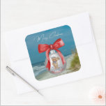 Sticker Carré Joyeux Noël côtier Hilton Head Island Beach<br><div class="desc">Célébrez les fêtes avec ces superbes autocollants/étiquettes de Noël sur le thème de la côte. Le design est une photo d'une plage isolée sur Hilton Head Island, Caroline du Sud avec de l'avoine, du sable et les vagues océaniques en arrière - plan. Au premier plan se trouve une boule blanche...</div>