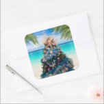 Sticker Carré Joyeux Noël côtier Plage tropicale Holiday Tree<br><div class="desc">Célébrez les fêtes avec ces superbes autocollants de Noël à thème tropical. Le design est une photo d'un magnifique sapin de Noël présenté au Musée d'Art d'Orlando lors du Festival annuel des Arbres. Le bel arbre de vacances est orné de décorations d'inspiration côtière, notamment d'étoiles de mer, de sirènes miniatures,...</div>