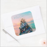 Sticker Carré Joyeux Noël côtier Plage tropicale Holiday Tree<br><div class="desc">Célébrez les fêtes avec ces superbes autocollants de Noël à thème tropical. Le design est une photo d'un magnifique sapin de Noël présenté au Musée d'Art d'Orlando lors du Festival annuel des Arbres. Le bel arbre de vacances est orné de décorations d'inspiration côtière, notamment d'étoiles de mer, de sirènes miniatures,...</div>