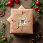 Sticker Carré Joyeux Noël Vintage Photo de famille Brown<br><div class="desc">Cet autocollant photo de vacances présente un message classique avec une forme d'arbre de Noël amusant, maison en pain d'épice et présente sur un arrière - plan brun vintage, radiant et plein d'énergie. Avec une photo à l'avant entourée de flocons de neige (amovible), c'est une excellente façon d'envoyer la joie...</div>