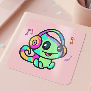 Sticker Carré Joyeux petit caméléon souriant avec casque.