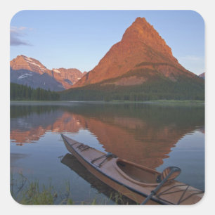 Sticker Carré Kayak en bois sur le lac Swiftcurrent au lever du