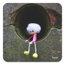 La poupée de Fubby dans un mur.