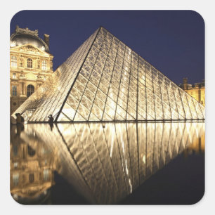 Sticker Carré La vue nocturne de la Pyramide de verre du Musée d