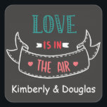 Sticker Carré L'Amour Est Dans L'Air Black Chalkboard Personnali<br><div class="desc">Y'a de l'amour dans l'air ! Cet adorable autocollant / sceaux comporte un arrière - plan vintage en tableau noir qui met en évidence la citation "L'amour est dans l'air" avec une jolie bannière dessinée à la main. Les autocollants peuvent être personnalisés avec les noms de la mariée et du marié,...</div>