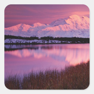 Sticker Carré Le mont Denali au coucher du soleil de l'étang de 