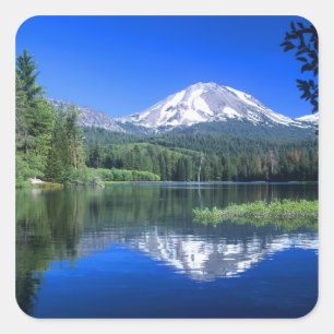 Sticker Carré Le mont Lassen s'élève au-dessus du lac Manzanita