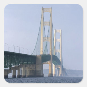 Sticker Carré Le pont Mackinac qui s'étend le long du détroit
