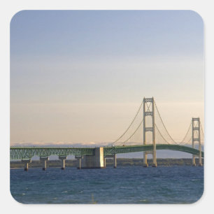 Sticker Carré Le pont Mackinac qui s'étend sur le détroit de 3