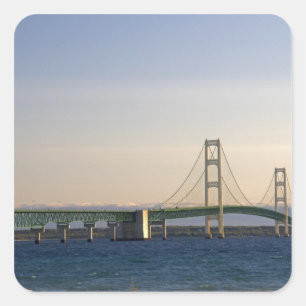 Sticker Carré Le pont Mackinac qui s'étend sur le détroit de 3
