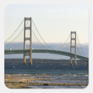 Sticker Carré Le pont Mackinac qui s'étend sur le détroit de 4