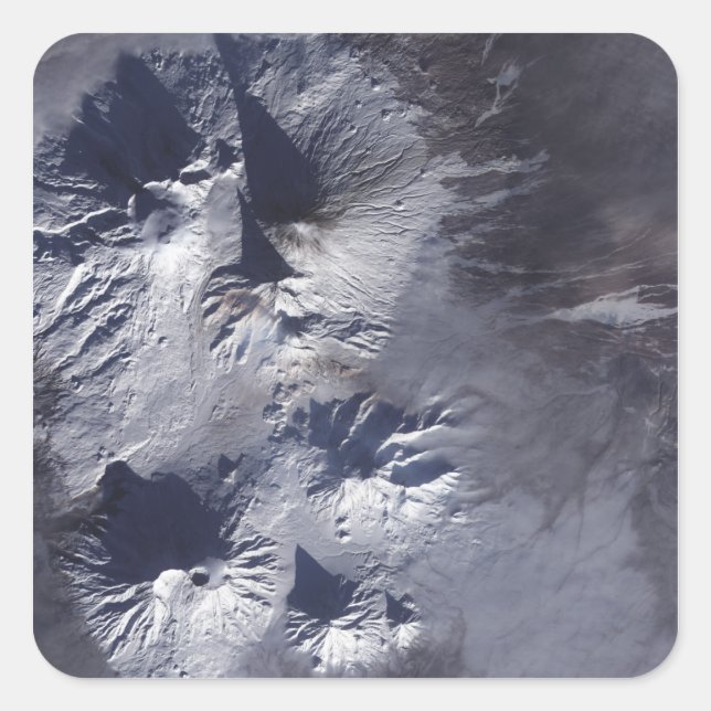 Sticker Carré Le volcan Bezymianny expose un modeste panache (Devant)