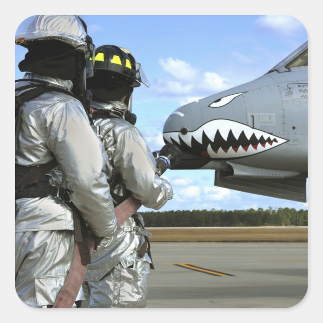 Sticker Carré Les pompiers déploient un tuyau d'incendie pendant (Devant)