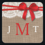 Sticker Carré Les sceaux de la collection de Mariages Rustic Red<br><div class="desc">La collection rustique de mariage d'arc rouge est un design époustouflant avec un joli arrière - plan rustique effet burlap avec un cadre romantique vintage effet dentelle blanche et un arc rouge étonnant. Ces sceaux d'invitation peuvent être personnalisés pour votre occasion spéciale et feraient la décoration parfaite pour vos annonces....</div>