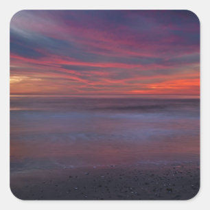 Sticker Carré Lever du soleil violet sur le rivage de l'océan