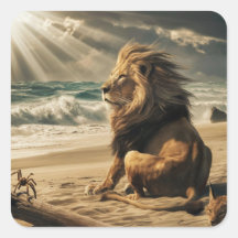 Lion observant les vagues sur la plage