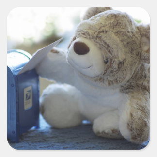 Sticker Carré L'ours en peluche envoie une lettre 2