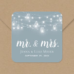 Sticker Carré Lumières à cordes rustiques M. et Mme Mariage Mono<br><div class="desc">Autocollants imprimés personnalisés avec votre date Monsieur et Madame monogramme et mariage, parfaits pour les étiquettes de mariage, sacs de bienvenue ou scellés d'enveloppe avec vos invitations. Le design comprend des lampes à cordes brillantes et des bocaux de mason sur un arrière - plan bleu poussiéreux. Utilisez les outils de...</div>