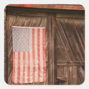 Sticker Carré Maine, Drapeau américain décoloré sur la porte d'u