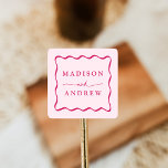 Sticker Carré Mariage de cadre rose moderne<br><div class="desc">Scellez vos enveloppes et faveurs mariages avec des autocollants Modern Pink Wavy Frame personnalisés ! Le design présente les noms du couple en lettres roses audacieuses entourées d'un cadre ondulé rose contrastant avec un arrière - plan rose clair. Les autocollants de mariage rétro ont été conçus pour être coordonnés avec...</div>