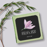 Sticker Carré Mariage floral Magnolia violet Faveur sur Noir<br><div class="desc">Autocollants personnalisés avec une belle couleur de fleur de magnolia violet et votre texte pour toute occasion en lettrage blanc chic sur un arrière - plan noir, parfait pour les faveurs de mariage, douche nuptiale, phoques faire-part de mariage et plus encore. Disponible sous différentes formes. OBJETS CORRESPONDANTS dans notre magasin....</div>