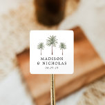 Sticker Carré Mariage minimal de palmiers<br><div class="desc">Scellez vos invitations de mariage et vos faveurs avec ces autocollants personnalisés de palmiers. Les autocollants de mariage tropicaux comportent trois palmiers avec vos noms et date mariage affichés ci-dessous en lettres noires. Les autocollants de mariage des palmiers ont été conçus pour être coordonnés avec notre collection Minimal Palm Tree...</div>