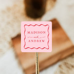Sticker Carré Mariage moderne à cadre rose et rouge<br><div class="desc">Scellez vos enveloppes et faveurs mariages avec des autocollants Modern Pink and Red Wavy Frame personnalisés ! Le design présente les noms du couple en lettres rouges gras entourés d'un cadre ondulé rouge qui contraste avec un arrière - plan rose. Les autocollants de mariage rétro ont été conçus pour être...</div>