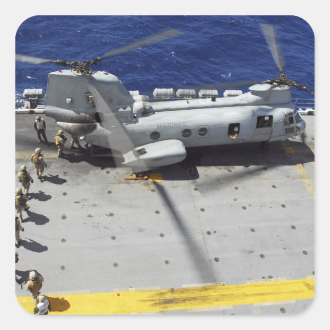 Sticker Carré Marines embarquent un hélicoptère CH-46E Sea Knigh (Devant)