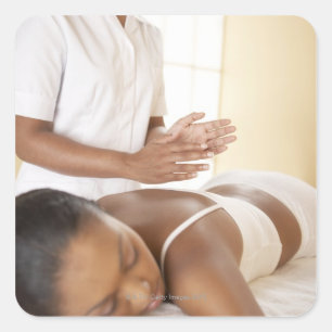 Sticker Carré Massage sur le dos. Femme recevant un massage du d