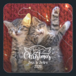 Sticker Carré Meowny Christmas fun chat photo amoureux de animal<br><div class="desc">Idéal pour n'importe quel amoureux des chats,  ce joli autocollant de Noël comporte une légende amusante "Meowy Christmas" décorée d'adorables oreilles de chat et flocons de neige. Customisez facilement ce étiquette avec l'une des photos de votre chat préféré,  le nom de votre chat et l'année en cours.</div>