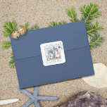 Sticker Carré Mer et salutations Nautique Coquillage Bois Photo<br><div class="desc">Stickers photo Seas and Greutages Nautical Seashell Wood avec des ornements en coquille bleu marine océanique et couleur sable tan accrochés à la corde de jute de voile sur le bois de shiplap côtier avec une typographie élégante. Ajoutez votre photo et votre nom pour un autocollant de vacances nautiques amusant...</div>
