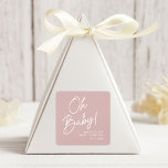 Sticker Carré Modern Oh Baby Script Dusty Baby shower Rose<br><div class="desc">Simples autocollants de baby shower avec "Oh Baby !" affichés dans un script noir gras avec un arrière - plan rose poussiéreux. Personnalisez les autocollants minimalistes de baby shower avec le nom et la date de la mère. Les autocollants de baby shower rose poussiéreux sont parfaits pour les baby showers...</div>