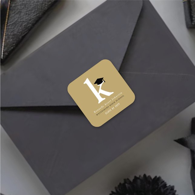 Sticker Carré Monogramme de grade classique simple - Chaîne de g (Simple Classic Grad Monogram Modern Graduation Cap Classic Round Sticker @ zazzle.com/color_therapy)