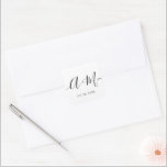 Sticker Carré Monogramme minimaliste Script Date de mariage pers<br><div class="desc">Élevez les détails de votre mariage avec l'autocollant de date de mariage personnalisé Monogramme minimaliste. Cet autocollant élégant et personnalisé ajoute une touche de sophistication à votre papeterie mariage, vous permettant de présenter votre monogramme et votre date mariage d'une manière simple mais impactée. L'autocollant présente une conception minimaliste de script...</div>